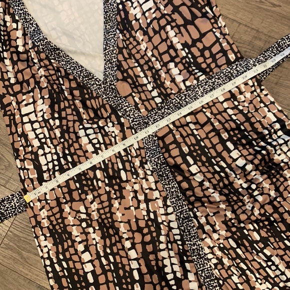 Geometric Print Long Sleeve Wrap Dress - Picture 4 of 14